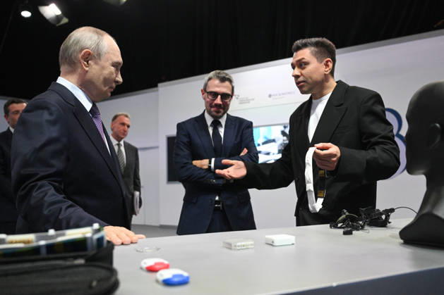 RUSSIA, MOSCOW - AUGUST 28, 2026: Russia s President Vladimir Putin (L) visits the Znai Nashikh exhibition showcasing products by up-and-coming Russian brands. The Russian president is on a working visit to the Nizhny Novgorod Region Moscow Russia  - ZUMAt113 20260828_zaa_t113_339 Copyright: xKirillxZykovx