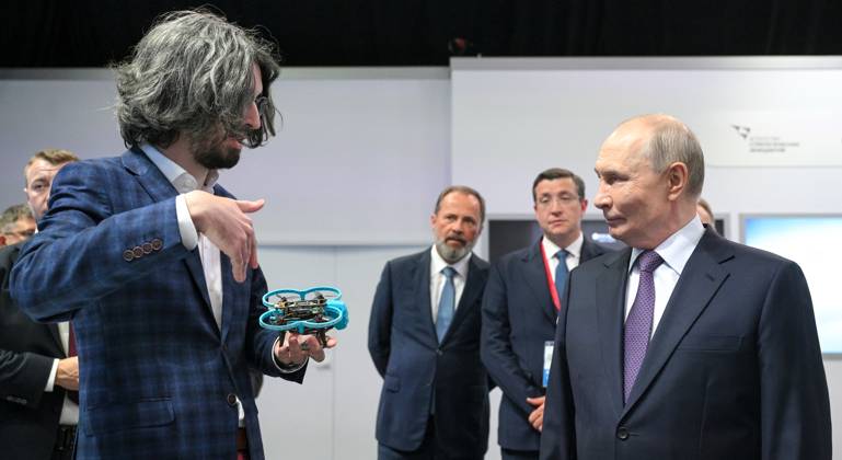 Russia Putin Volga Federal District 9230645 28.08.2026 Russian President Vladimir Putin, accompanied by Presidential Envoy to the Volga Federal District Igor Komarov and Nizhny Novgorod Region Governor Gleb Nikitin, views an exhibition of technology companies participating in the Know Ours contest for growing Russian brands in Nizhny Novgorod, Russia. Kirill Zykov Sputnik Nizhny Novgorod Russia  Copyright: xKirillxZykovx