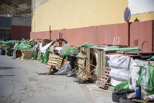 Daily Life for Migrants at the El Tarajal Industrial Park: Makeshift shelters built by migrants at the El Tarajal Industrial Park, August 28, 2026, in Ceuta, Spain. Ceuta has announced plans to renovate the six industrial buildings in the El Tarajal industrial park to transform them into a reception center. The project includes the installation of restrooms, kitchens, bedrooms, and other facilities. Depending on the condition of each building, the project will also require the replacement of roofs, painting, and other repairs. AUGUST 28, 2026 MIGRATION CRISIS Ceuta, Spain Copyright: xMarcosxMorenox 7736108