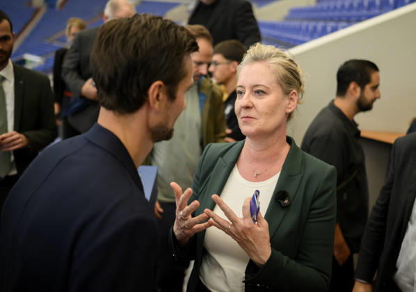 Andrea Henze (SPD, Oberbürgermeisterin von Gelsenkirchen) im Gespräch mit Matthias Tillmann (GE, Vorstandsvorsitzender). Besuch der Veltins Arena des FC Schalke 04 für die Bewerbung KölnRheinRuhr um Olympische und Paralympische Spiele. NRW Ministerpräsident Hendrik Wüst (CDU) besucht die Stadt Gelsenkirchen, am 28.08.2026 in Gelsenkirchen Deutschland. Veltins-Arena