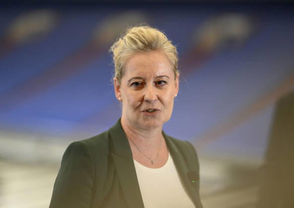 Andrea Henze (SPD, Oberbürgermeisterin von Gelsenkirchen). Besuch der Veltins Arena des FC Schalke 04 für die Bewerbung KölnRheinRuhr um Olympische und Paralympische Spiele. NRW Ministerpräsident Hendrik Wüst (CDU) besucht die Stadt Gelsenkirchen, am 28.08.2026 in Gelsenkirchen Deutschland. Veltins-Arena
