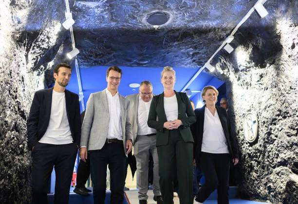 (l-r) Matthias Tillmann (S04, Vorstandsvorsitzender), Hendrik Wüst (CDU, Ministerpräsident NRW), Andrea Henze (SPD, Oberbürgermeisterin von Gelsenkirchen), Christina Rühl-Hamers (S04, Vorstand Finanzen) im Stollen (Einlauftunnel) der Arena. Besuch der Veltins Arena des FC Schalke 04 für die Bewerbung KölnRheinRuhr um Olympische und Paralympische Spiele. NRW Ministerpräsident Hendrik Wüst (CDU) besucht die Stadt Gelsenkirchen, am 28.08.2026 in Gelsenkirchen Deutschland. Veltins-Arena