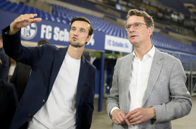 (l-r) Matthias Tillmann (S04, Vorstandsvorsitzender), Hendrik Wüst (CDU, Ministerpräsident NRW) in der Arena. Besuch der Veltins Arena des FC Schalke 04 für die Bewerbung KölnRheinRuhr um Olympische und Paralympische Spiele. NRW Ministerpräsident Hendrik Wüst (CDU) besucht die Stadt Gelsenkirchen, am 28.08.2026 in Gelsenkirchen Deutschland. Veltins-Arena