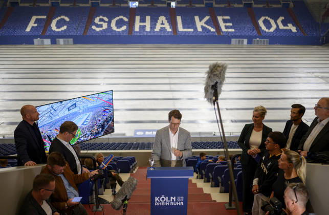 Pressestatement Hendrik Wüst (CDU, Ministerpräsident NRW). Besuch der Veltins Arena des FC Schalke 04 für die Bewerbung KölnRheinRuhr um Olympische und Paralympische Spiele. NRW Ministerpräsident Hendrik Wüst (CDU) besucht die Stadt Gelsenkirchen, am 28.08.2026 in Gelsenkirchen Deutschland. Veltins-Arena