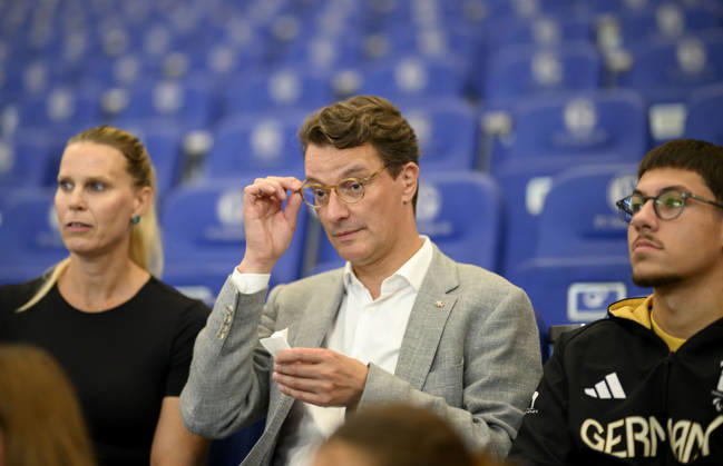 Hendrik Wüst (CDU, Ministerpräsident NRW) mit Anne Poleska (ehemalige Schwimmerin) und Maurice Wetekam r. (Para- Schwimmer). Schalke 04 für die Bewerbung KölnRheinRuhr um Olympische und Paralympische Spiele. NRW Ministerpräsident Hendrik Wüst (CDU) besucht die Stadt Gelsenkirchen, am 28.08.2026 in Gelsenkirchen Deutschland. Veltins-Arena