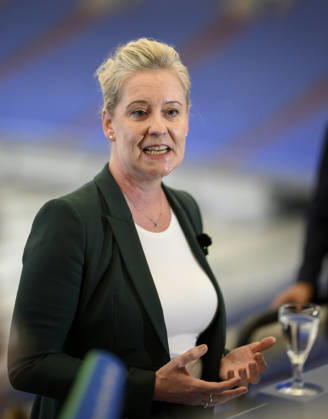 Andrea Henze (SPD, Oberbürgermeisterin von Gelsenkirchen). Besuch der Veltins Arena des FC Schalke 04 für die Bewerbung KölnRheinRuhr um Olympische und Paralympische Spiele. NRW Ministerpräsident Hendrik Wüst (CDU) besucht die Stadt Gelsenkirchen, am 28.08.2026 in Gelsenkirchen Deutschland. Veltins-Arena