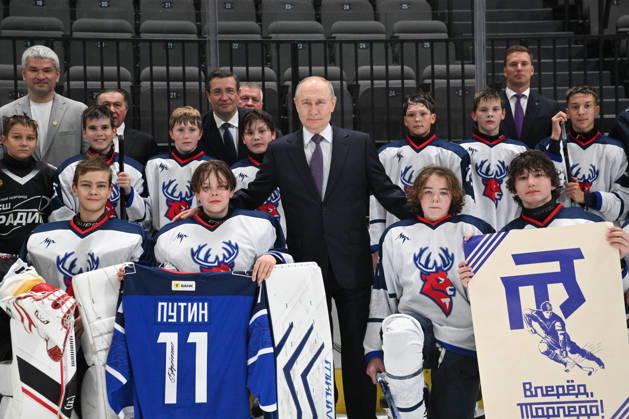 RUSSIA, MOSCOW - AUGUST 28, 2026: Russia s President Vladimir Putin (C) meets young ice hockey players during a visit to Volga Arena. The Russian president is on a working visit to the Nizhny Novgorod Region Moscow Russia  - ZUMAt113 20260828_zaa_t113_358 Copyright: xKirillxZykovx