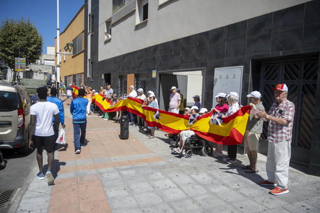 Residents of a social and health care center in Ceuta denounce the lack of safety on the streets. Patients and staff hold up a Spanish flag during a demonstration to denounce the lack of safety on the streets, on August 28, 2026, in Ceuta, Spain. Staff members and patients at the Casa Familiar Nuestra Senora de los Ángeles hold a rally outside the facility to protest the growing lack of safety on the streets caused by the massive influx of migrants. AUGUST 28, 2026. MIGRATION CRISIS. Ceuta Ceuta, Spain  Copyright: xMarcosxMorenox 7736191