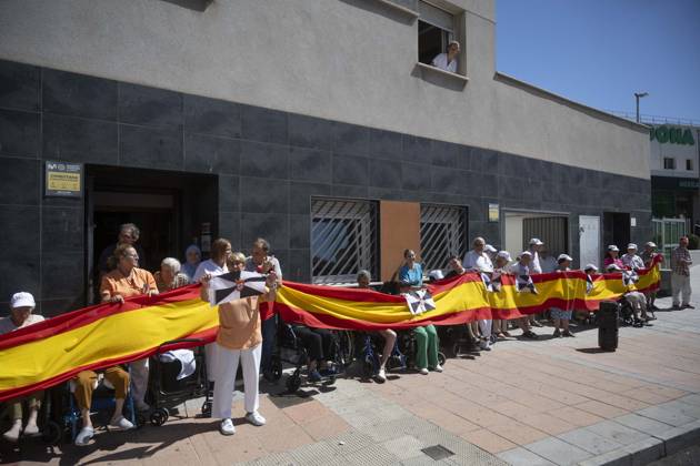 Residents of a social and health care center in Ceuta denounce the lack of safety on the streets. Patients and staff hold up a Spanish flag during a demonstration to denounce the lack of safety on the streets, on August 28, 2026, in Ceuta, Spain. Staff members and patients at the Casa Familiar Nuestra Senora de los Ángeles hold a rally outside the facility to protest the growing lack of safety on the streets caused by the massive influx of migrants. AUGUST 28, 2026. MIGRATION CRISIS. Ceuta Ceuta, Spain  Copyright: xMarcosxMorenox 7736193