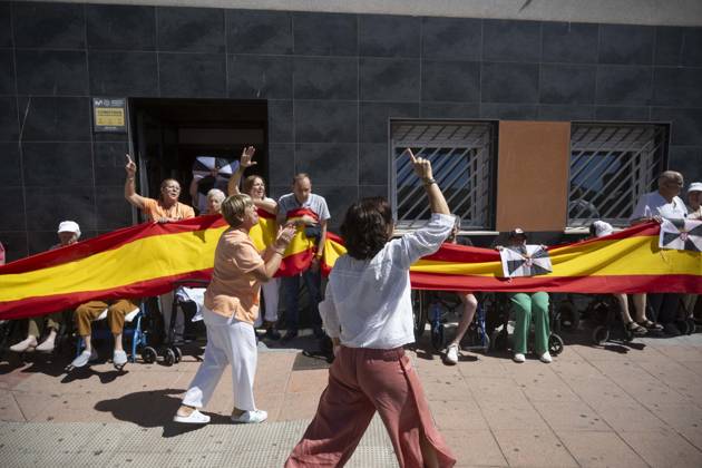 Residents of a social and health care center in Ceuta denounce the lack of safety on the streets. Patients and staff hold up a Spanish flag during a demonstration to denounce the lack of safety on the streets, on August 28, 2026, in Ceuta, Spain. Staff members and patients at the Casa Familiar Nuestra Senora de los Ángeles hold a rally outside the facility to protest the growing lack of safety on the streets caused by the massive influx of migrants. AUGUST 28, 2026. MIGRATION CRISIS. Ceuta Ceuta, Spain  Copyright: xMarcosxMorenox 7736194