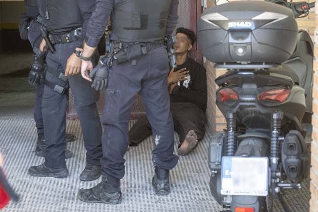 The Civil Guard arrests a suspect in a theft near a supermarket in Ceuta Civil Guard officers arrested a person on August 28, 2026, in Ceuta, Spain. Several Civil Guard officers arrested one of two individuals suspected of shoplifting at a supermarket in the city center. AUGUST 28, 2026. PIXELATED MIGRATION CRISIS. Europa Press, August 28, 2026. Ceuta Ceuta, Spain  Copyright: xEuropaxPressx 7736209