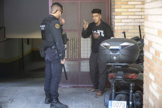 The Civil Guard arrests a suspect in a theft near a supermarket in Ceuta Civil Guard officers arrested a person on August 28, 2026, in Ceuta, Spain. Several Civil Guard officers arrested one of two individuals suspected of shoplifting at a supermarket in the city center. AUGUST 28, 2026. PIXELATED MIGRATION CRISIS. Europa Press, August 28, 2026. Ceuta Ceuta, Spain  Copyright: xEuropaxPressx 7736214