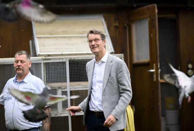 Ministerpräsident Hendrik Wüst lässt Tauben fliegen. Besucht des Taubenzüchterverein RV Gelsenkirchen 1894 e.V. NRW Ministerpräsident Hendrik Wüst (CDU) besucht die Stadt Gelsenkirchen, am 28.08.2026 in Gelsenkirchen Deutschland.
