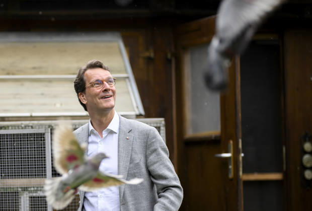 Ministerpräsident Hendrik Wüst lässt Tauben fliegen. Besucht des Taubenzüchterverein RV Gelsenkirchen 1894 e.V. NRW Ministerpräsident Hendrik Wüst (CDU) besucht die Stadt Gelsenkirchen, am 28.08.2026 in Gelsenkirchen Deutschland.
