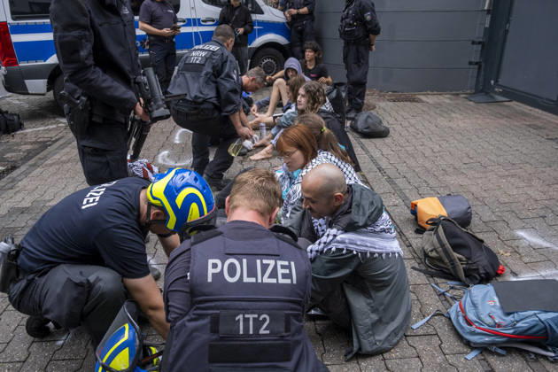 Protest against Rheinmetall in Germany BONN, GERMANY - AUGUST 28: Activists block the entrance to a Rheinmetall facility during a protest against the German arms manufacturer in Bonn, Germany, on August 28, 2026. Demonstrators staged the blockade as part of a nationwide mobilization protesting Rheinmetall’s involvement in the defense industry and its supply of military equipment amid the war in Gaza. Several participants glued themselves to the ground, prompting police to deploy a technical unit during a six-hour operation that ended with the arrest and detention of all blockade participants. Mouafak Mahmalji Anadolu Bonn Germany. Editorial use only. Please get in touch for any other usage.  Copyright: x2026xAnadoluxMouafakxMahmaljix