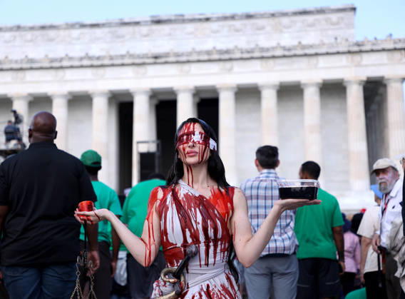 August 28, 2026, Washington, District Of Columbia, USA: An artist dressed as a blood-covered Lady Justice attends a Defend the Vote rally near the Lincoln Memorial in Washington, DC, USA, on August 28, 2026, coinciding with the 63rd anniversary of the 1963 March on Washington rally for civil rights. The march comes just weeks before the November midterm elections, with organisers using the demonstration to mobilise voters and make voting rights a central issue in the campaign. Washington USA - ZUMAs337 20260828_znp_s337_010 Copyright: xGentxShkullakux