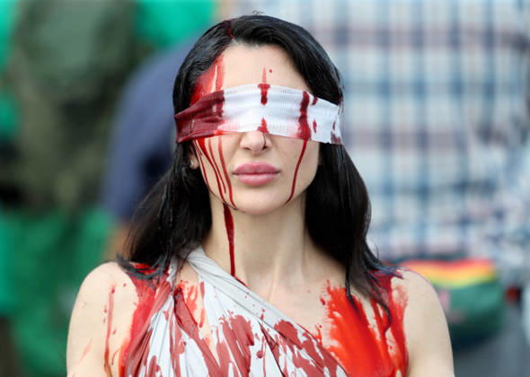 August 28, 2026, Washington, District Of Columbia, USA: An artist dressed as a blood-covered Lady Justice attends a Defend the Vote rally near the Lincoln Memorial in Washington, DC, USA, on August 28, 2026, coinciding with the 63rd anniversary of the 1963 March on Washington rally for civil rights. The march comes just weeks before the November midterm elections, with organisers using the demonstration to mobilise voters and make voting rights a central issue in the campaign. Washington USA - ZUMAs337 20260828_znp_s337_023 Copyright: xGentxShkullakux