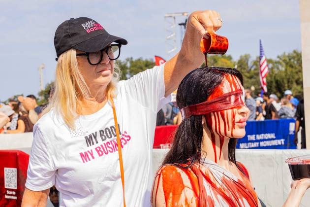 August 28, 2026, Washington, District Of Columbia, USA: A demonstrator does performative art at the march on Washington. The demonstrator requested that people pour symbolic blood on her head in order to protest political violence. Washington USA - ZUMAw218 20260828_znp_w218_016 Copyright: xRyanxWiramidjajax