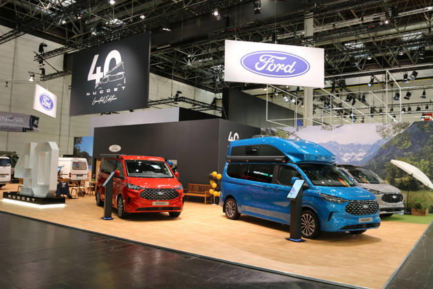 Stand von Ford mit mehreren Fahrzeugen zum Thema 40 Jahre Ford Nugget, Caravan Salon Düsseldorf (28.08. - 06.09.2026, Messe Düsseldorf, Weltleitmesse für mobiles Reisen, weltgrößte Messe für Reisemobile und Caravans, Camping & Caravaning, mobiler Urlaub), Düsseldorf (D)