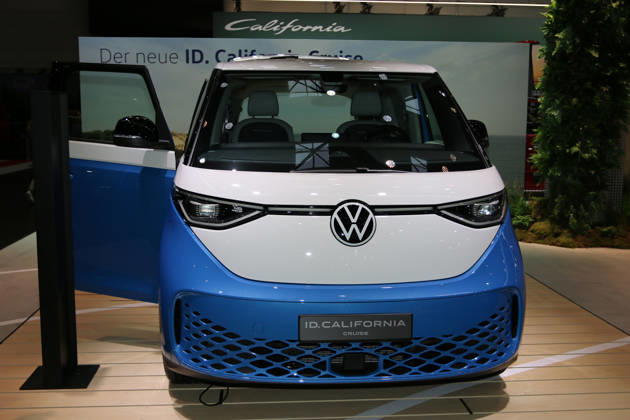 VW ID. California Cruise (Concept seriennahe Studie auf Basis ID. Buzz, Farbe: Candy-Weiss mit Medium Blue Metallic, Elektroauto, Volkswagen Nutzfahrzeuge), Caravan Salon Düsseldorf (28.08. - 06.09.2026, Messe Düsseldorf, Weltleitmesse für mobiles Reisen, weltgrößte Messe für Reisemobile und Caravans, Camping & Caravaning, mobiler Urlaub), Düsseldorf (D)
