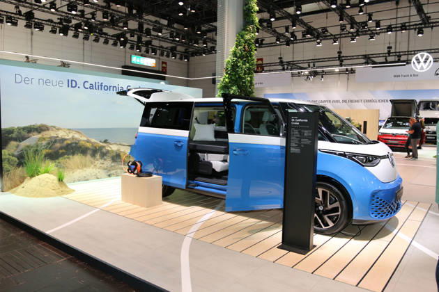 VW ID. California Cruise (Concept seriennahe Studie auf Basis ID. Buzz, Farbe: Candy-Weiss mit Medium Blue Metallic, Elektroauto, Volkswagen Nutzfahrzeuge), Caravan Salon Düsseldorf (28.08. - 06.09.2026, Messe Düsseldorf, Weltleitmesse für mobiles Reisen, weltgrößte Messe für Reisemobile und Caravans, Camping & Caravaning, mobiler Urlaub), Düsseldorf (D)
