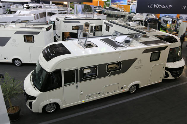 Le Voyageur LVXH 7.9 GJF Heritage mit Solarpanel auf dem Dach, Caravan Salon Düsseldorf (28.08. - 06.09.2026, Messe Düsseldorf, Weltleitmesse für mobiles Reisen, weltgrößte Messe für Reisemobile und Caravans, Camping & Caravaning, mobiler Urlaub), Düsseldorf (D)