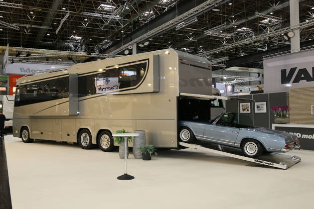 VARIO mobil Perfect¯1200¯QS PLATINUM (Variomobil Luxusreisemobil auf Basis Mercedes Benz Actros 2553 3-Achsfahrgestell, 12 Meter lang, eines der teuersten der Messe, Preis: ca. 2.2 Millionen Euro) mit Mercedes Benz 230 SL Roadster (Pagode, Oldtimer) auf der Rampe zur Heckgarage, Caravan Salon Düsseldorf (28.08. - 06.09.2026, Messe Düsseldorf, Weltleitmesse für mobiles Reisen, weltgrößte Messe für Reisemobile und Caravans, Camping & Caravaning, mobiler Urlaub), Düsseldorf (D)
