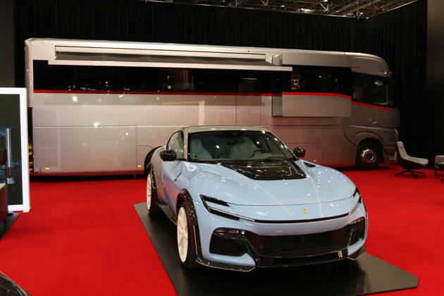 Ferrari Purosangue by NOVITEC (ESTESO WIDEBODY 1 of 1) vor einem Dembell Motorhome Luxusreisemobil, Caravan Salon Düsseldorf (28.08. - 06.09.2026, Messe Düsseldorf, Weltleitmesse für mobiles Reisen, weltgrößte Messe für Reisemobile und Caravans, Camping & Caravaning, mobiler Urlaub), Düsseldorf (D)