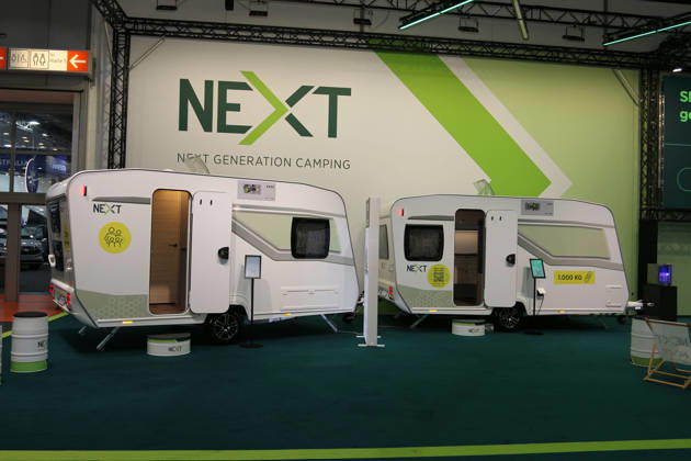 Next 381 (links) und Next 380 (Leichtbau Wohnwagen von Fendt Caravan), Caravan Salon Düsseldorf (28.08. - 06.09.2026, Messe Düsseldorf, Weltleitmesse für mobiles Reisen, weltgrößte Messe für Reisemobile und Caravans, Camping & Caravaning, mobiler Urlaub), Düsseldorf (D)