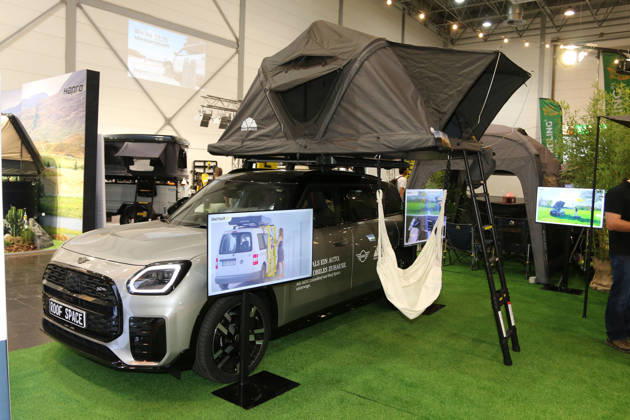 Mini Countryman mit Roof Space Dachzelt, Caravan Salon Düsseldorf (28.08. - 06.09.2026, Messe Düsseldorf, Weltleitmesse für mobiles Reisen, weltgrößte Messe für Reisemobile und Caravans, Camping & Caravaning, mobiler Urlaub), Düsseldorf (D)
