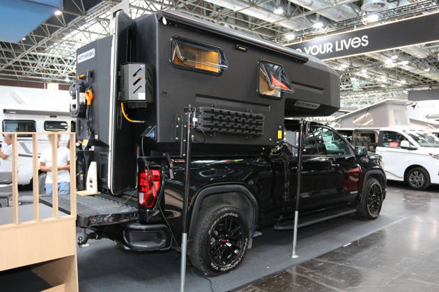 Hotomobil Gladiator XL auf GMC Sierra 1500 Pick-up Elevation duramax turbodiesel, Caravan Salon Düsseldorf (28.08. - 06.09.2026, Messe Düsseldorf, Weltleitmesse für mobiles Reisen, weltgrößte Messe für Reisemobile und Caravans, Camping & Caravaning, mobiler Urlaub), Düsseldorf (D)