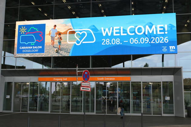 Eingang Süd mit Werbeplakat am Preview Day des Caravan Salon Düsseldorf (28.08. - 06.09.2026, Messe Düsseldorf, Weltleitmesse für mobiles Reisen, weltgrößte Messe für Reisemobile und Caravans, Camping & Caravaning, mobiler Urlaub), Düsseldorf (D)