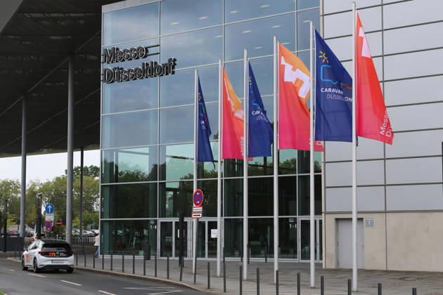 Fahnen vor dem Eingang Süd der Messe Düsseldorf, Caravan Salon Düsseldorf (28.08. - 06.09.2026, Messe Düsseldorf, Weltleitmesse für mobiles Reisen, weltgrößte Messe für Reisemobile und Caravans, Camping & Caravaning, mobiler Urlaub), Düsseldorf (D)