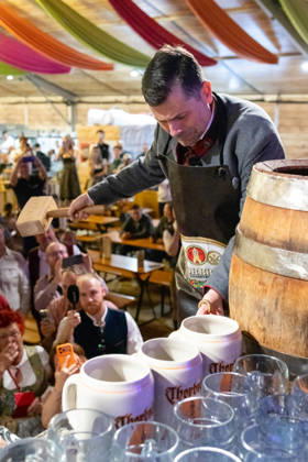 Eröffnung Plärrer in Augsburg. Augsburgs Oberbürgermeister Dr. Florian Freund (SPD) sticht beim Augsburger Herbstplärrer das erste Bierfass an und eröffnet damit traditionell das Volksfest im Festzelt