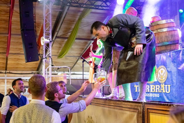 Eröffnung Plärrer in Augsburg. Augsburgs Oberbürgermeister Dr. Florian Freund (SPD) verteilt nach dem Fassanstich beim Herbstplärrer traditionell Freibier an die Besucher im Festzelt und eröffnet damit den Volksfestabend
