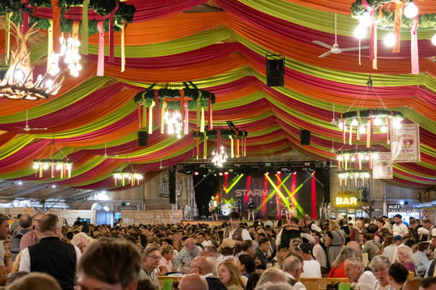 Eröffnung Plärrer in Augsburg. Ein voll besetztes Festzelt auf dem Augsburger Herbstplärrer. Zahlreiche Besucher feiern in Dirndl und Lederhosen, trinken Bier und genießen die ausgelassene Stimmung des traditionellen Volksfests