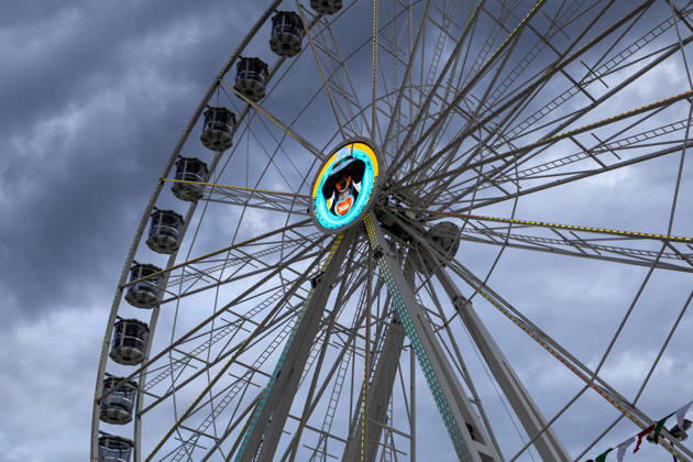 Eröffnung Plärrer in Augsburg. Dunkle Gewitterwolken ziehen über dem Riesenrad auf dem Augsburger Herbstplärrer auf. Das schlechte Wetter prägt das Volksfest und kann den Betrieb der Fahrgeschäfte beeinträchtigen