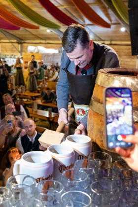 Eröffnung Plärrer in Augsburg. Augsburgs Oberbürgermeister Dr. Florian Freund (SPD) sticht beim Augsburger Herbstplärrer das erste Bierfass an und eröffnet damit traditionell das Volksfest im Festzelt
