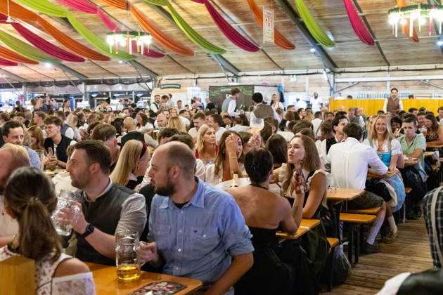Eröffnung Plärrer in Augsburg. Ein voll besetztes Festzelt auf dem Augsburger Herbstplärrer. Zahlreiche Besucher feiern in Dirndl und Lederhosen, trinken Bier und genießen die ausgelassene Stimmung des traditionellen Volksfests