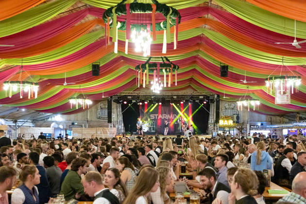 Eröffnung Plärrer in Augsburg. Ein voll besetztes Festzelt auf dem Augsburger Herbstplärrer. Zahlreiche Besucher feiern in Dirndl und Lederhosen, trinken Bier und genießen die ausgelassene Stimmung des traditionellen Volksfests