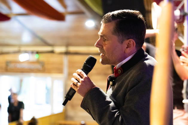 Eröffnung Plärrer in Augsburg. Augsburgs Oberbürgermeister Dr. Florian Freund (SPD) spricht beim Herbstplärrer im Festzelt zu den Gästen. Seine Ansprache gehört zum offiziellen Auftakt und zur traditionellen Eröffnung des Volksfests