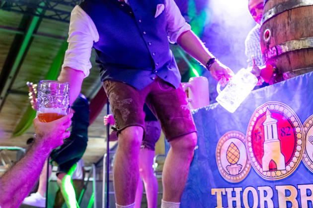 Eröffnung Plärrer in Augsburg. Nach dem traditionellen Fassanstich wird beim Augsburger Herbstplärrer Freibier ausgegeben. Besucher reichen ihre Maßkrüge zur Bühne und lassen sich Bier direkt aus dem Fass einschenken