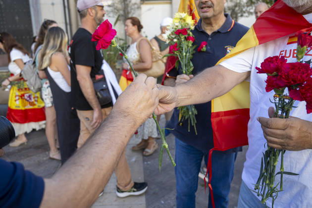 Ceuta Residents Throw Carnations at the Gates of the Government Delegation as a Symbol of Protest Numerous people carry carnations and Spanish flags during a demonstration in front of the Government Delegation on August 28, 2026, in Ceuta, Spain. About a hundred Ceuta residents gathered this afternoon outside the Government Delegation carrying carnations and flags of Ceuta and Spain in a protest aimed at highlighting the peaceful nature of the citizen demonstrations that have emerged in recent days in the wake of the migration crisis that the city is currently facing. AUGUST 28, 2026 MIGRATION CRISIS Ceuta Ceuta, Spain  Copyright: xMarcosxMorenox 7736508