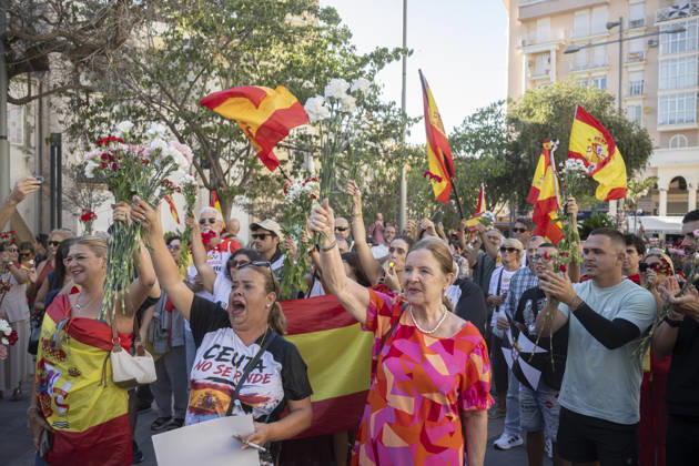 Ceuta Residents Throw Carnations at the Gates of the Government Delegation as a Symbol of Protest Numerous people carry carnations and Spanish flags during a demonstration in front of the Government Delegation on August 28, 2026, in Ceuta, Spain. About a hundred Ceuta residents gathered this afternoon outside the Government Delegation carrying carnations and flags of Ceuta and Spain in a protest aimed at highlighting the peaceful nature of the citizen demonstrations that have emerged in recent days in the wake of the migration crisis that the city is currently facing. AUGUST 28, 2026 MIGRATION CRISIS Ceuta Ceuta, Spain  Copyright: xMarcosxMorenox 7736510