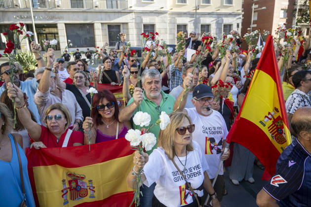Ceuta Residents Throw Carnations at the Gates of the Government Delegation as a Symbol of Protest Numerous people carry carnations and Spanish flags during a demonstration in front of the Government Delegation on August 28, 2026, in Ceuta, Spain. About a hundred Ceuta residents gathered this afternoon outside the Government Delegation carrying carnations and flags of Ceuta and Spain in a protest aimed at highlighting the peaceful nature of the citizen demonstrations that have emerged in recent days in the wake of the migration crisis that the city is currently facing. AUGUST 28, 2026 MIGRATION CRISIS Ceuta Ceuta, Spain  Copyright: xMarcosxMorenox 7736511