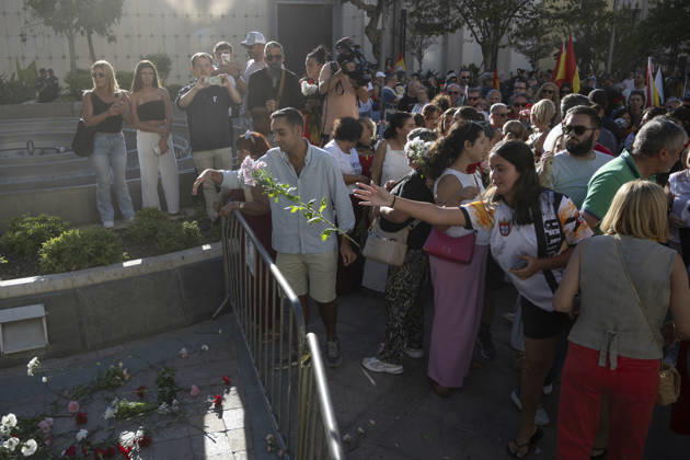 Ceuta Residents Throw Carnations at the Gates of the Government Delegation as a Symbol of Protest Numerous people carry carnations and Spanish flags during a demonstration in front of the Government Delegation on August 28, 2026, in Ceuta, Spain. About a hundred Ceuta residents gathered this afternoon outside the Government Delegation carrying carnations and flags of Ceuta and Spain in a protest aimed at highlighting the peaceful nature of the citizen demonstrations that have emerged in recent days in the wake of the migration crisis that the city is currently facing. AUGUST 28, 2026 MIGRATION CRISIS Ceuta Ceuta, Spain  Copyright: xMarcosxMorenox 7736512
