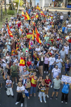 Ceuta Residents Throw Carnations at the Gates of the Government Delegation as a Symbol of Protest Numerous people carry carnations and Spanish flags during a demonstration in front of the Government Delegation on August 28, 2026, in Ceuta, Spain. About a hundred Ceuta residents gathered this afternoon outside the Government Delegation carrying carnations and flags of Ceuta and Spain in a protest aimed at highlighting the peaceful nature of the citizen demonstrations that have emerged in recent days in the wake of the migration crisis that the city is currently facing. AUGUST 28, 2026 MIGRATION CRISIS Ceuta Ceuta, Spain  Copyright: xMarcosxMorenox 7736515