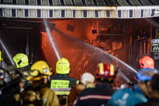 Firefighters battle blaze at major electronics market in Bangkok BANGKOK, THAILAND, AUGUST 28, 2026: Firefighters respond to a fire at Khlong Thom Centre, a major electronics and technology market with more than 500 shops, on Worachak Road in Bangkok™s Pom Prap Sattru Phai district. The fire was reported at approximately 8:42 p.m. and spread across the ground floor and to a mezzanine level, prompting firefighters from multiple stations to respond. Bangkok Thailand Copyright: x xWatsawatxKoktabtimx xJNAxPressx