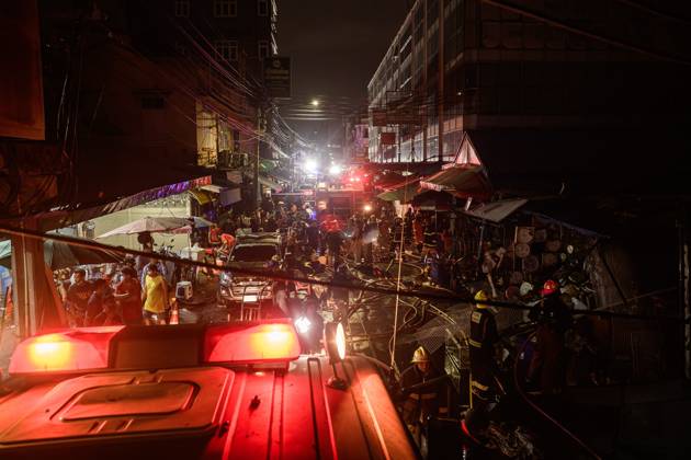 Firefighters battle blaze at major electronics market in Bangkok BANGKOK, THAILAND, AUGUST 28, 2026: Firefighters respond to a fire at Khlong Thom Centre, a major electronics and technology market with more than 500 shops, on Worachak Road in Bangkok™s Pom Prap Sattru Phai district. The fire was reported at approximately 8:42 p.m. and spread across the ground floor and to a mezzanine level, prompting firefighters from multiple stations to respond. Bangkok Thailand Copyright: x xWatsawatxKoktabtimx xJNAxPressx