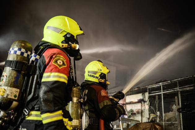 Firefighters battle blaze at major electronics market in Bangkok BANGKOK, THAILAND, AUGUST 28, 2026: Firefighters respond to a fire at Khlong Thom Centre, a major electronics and technology market with more than 500 shops, on Worachak Road in Bangkok™s Pom Prap Sattru Phai district. The fire was reported at approximately 8:42 p.m. and spread across the ground floor and to a mezzanine level, prompting firefighters from multiple stations to respond. Bangkok Thailand Copyright: x xWatsawatxKoktabtimx xJNAxPressx